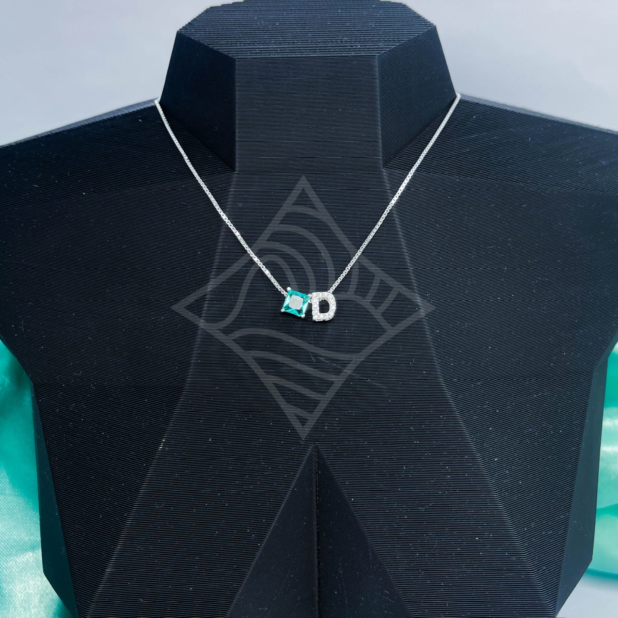 Colar Personalizado Letra e Cristal Cores