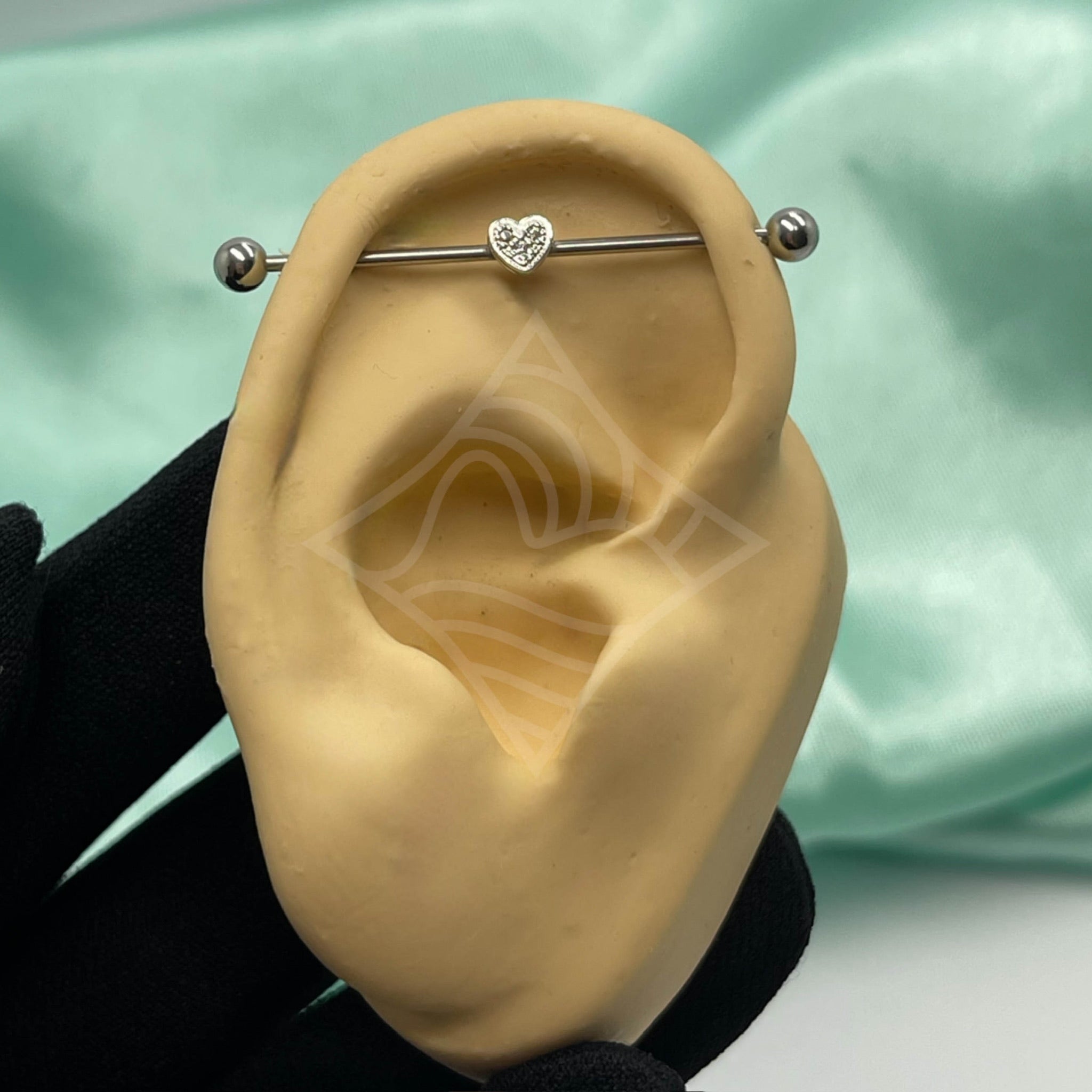 Piercing Transversal Coração Cravejado