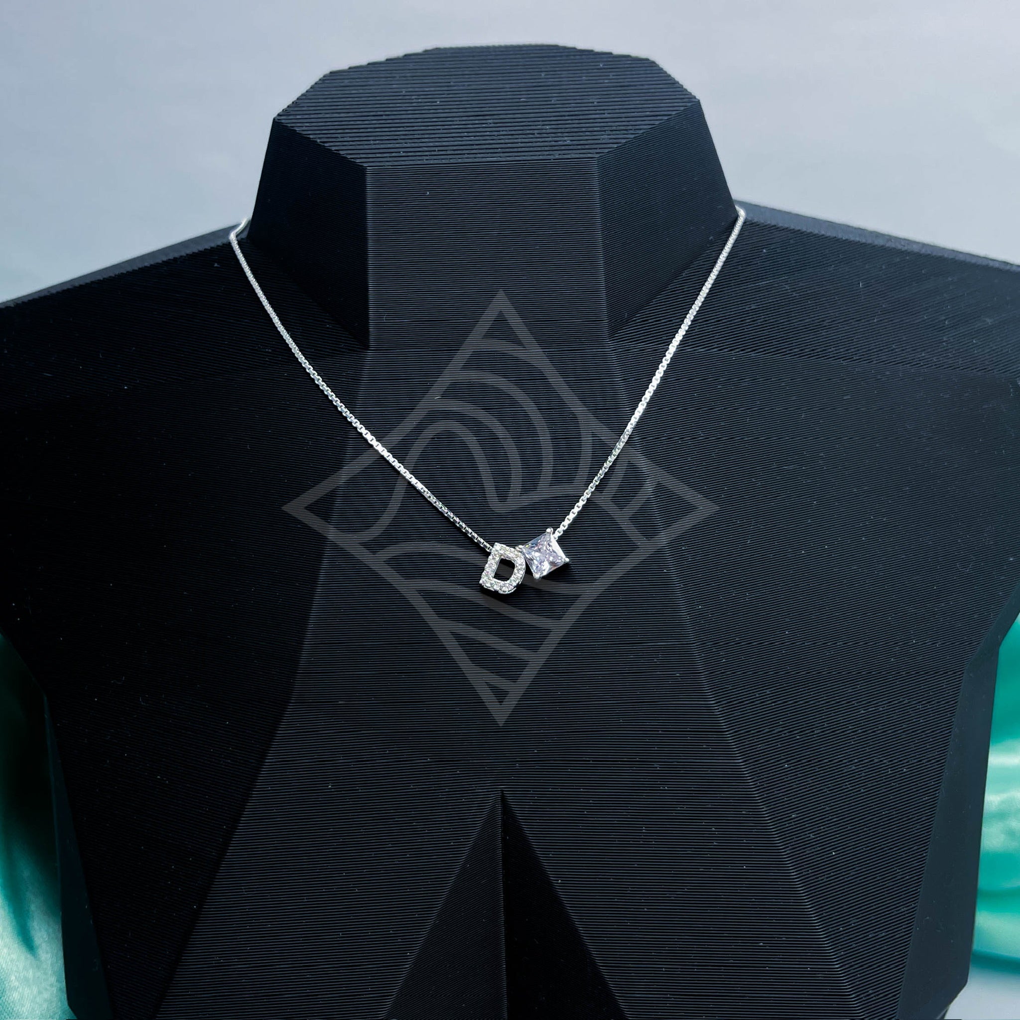 Colar Personalizado Letra e Cristal Cores