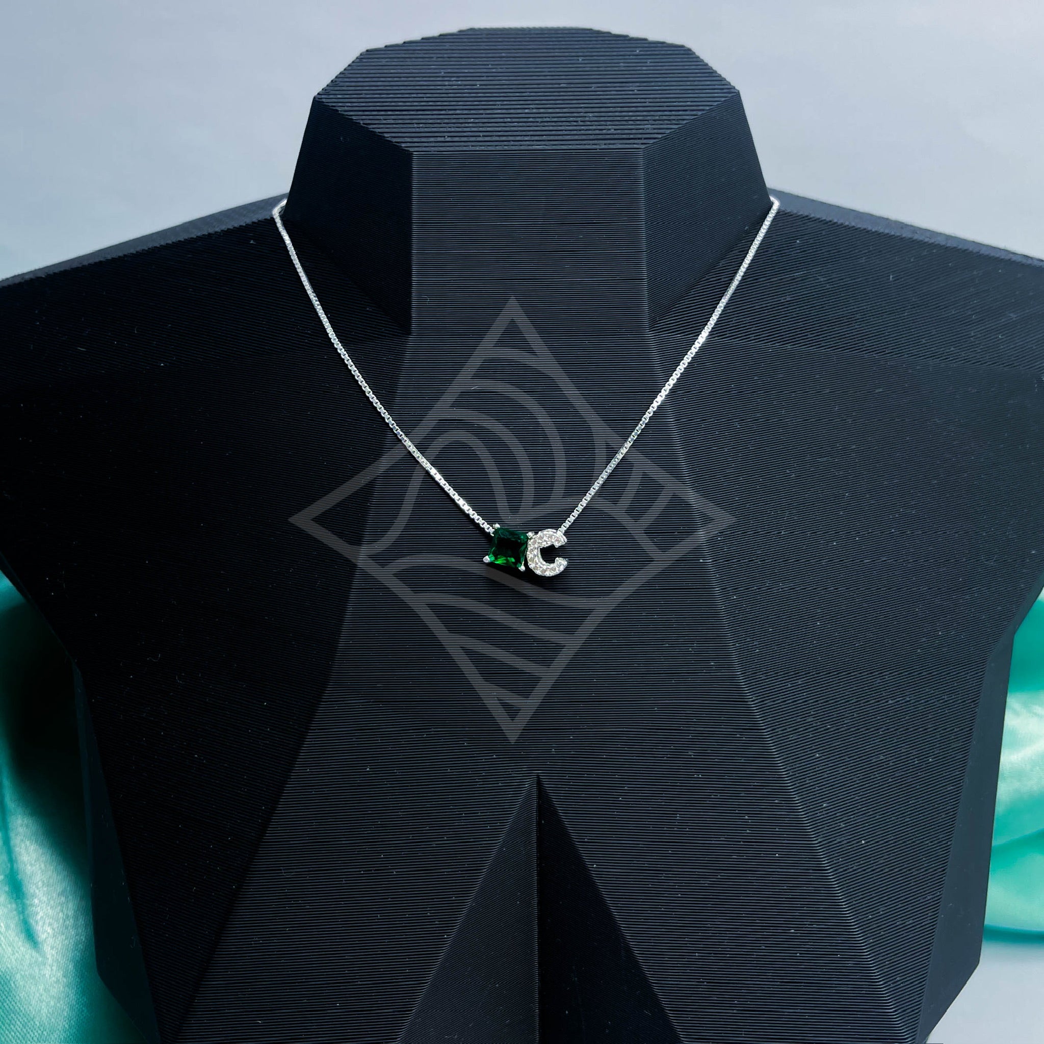 Colar Personalizado Letra e Cristal Cores