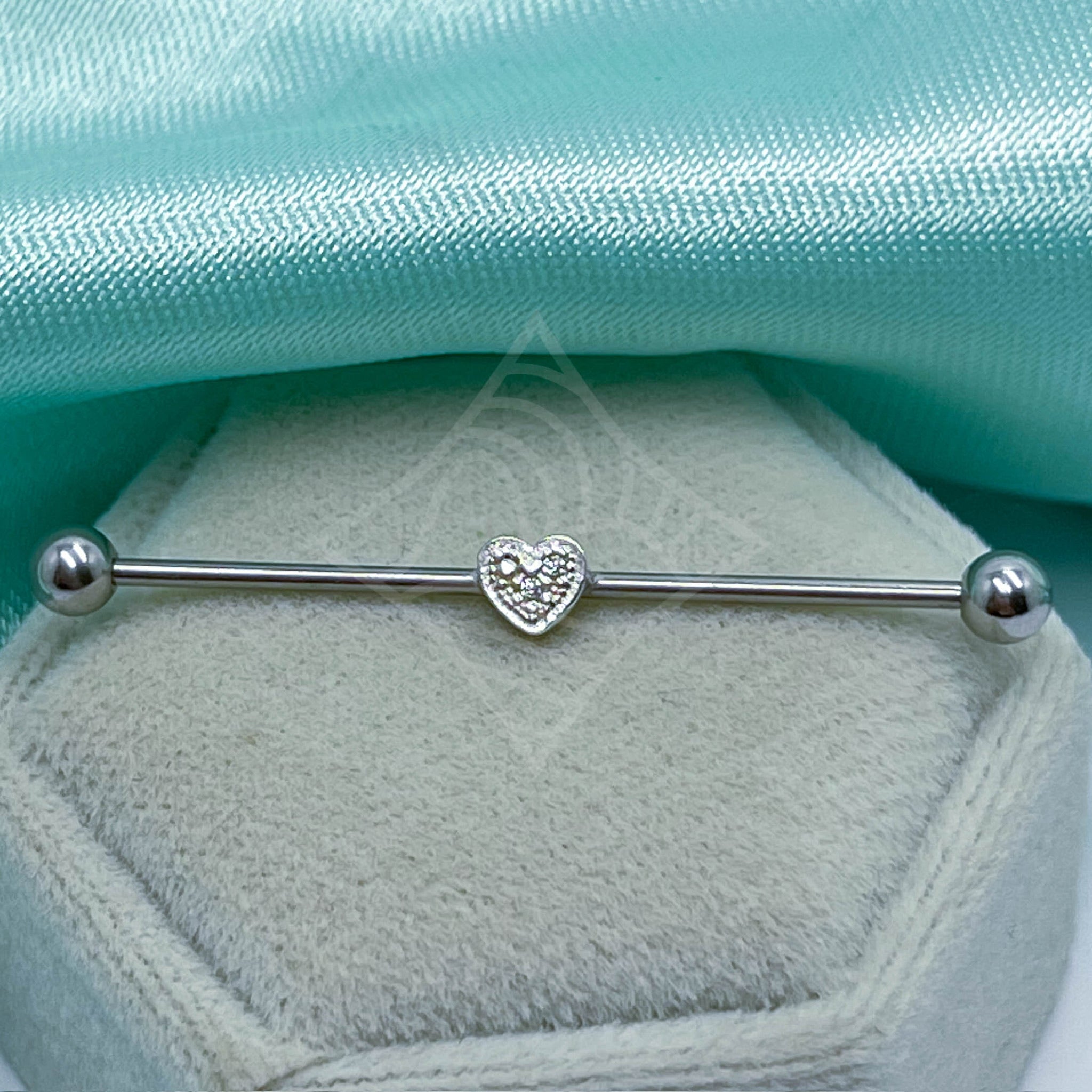 Piercing Transversal Coração Cravejado
