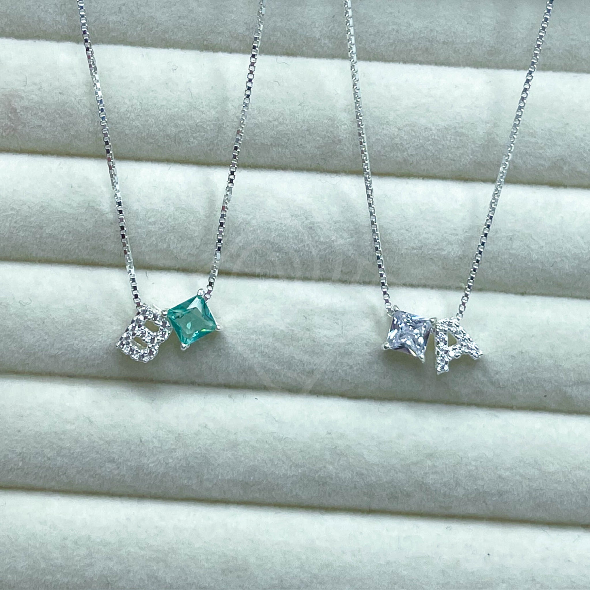 Colar Personalizado Letra e Cristal Cores