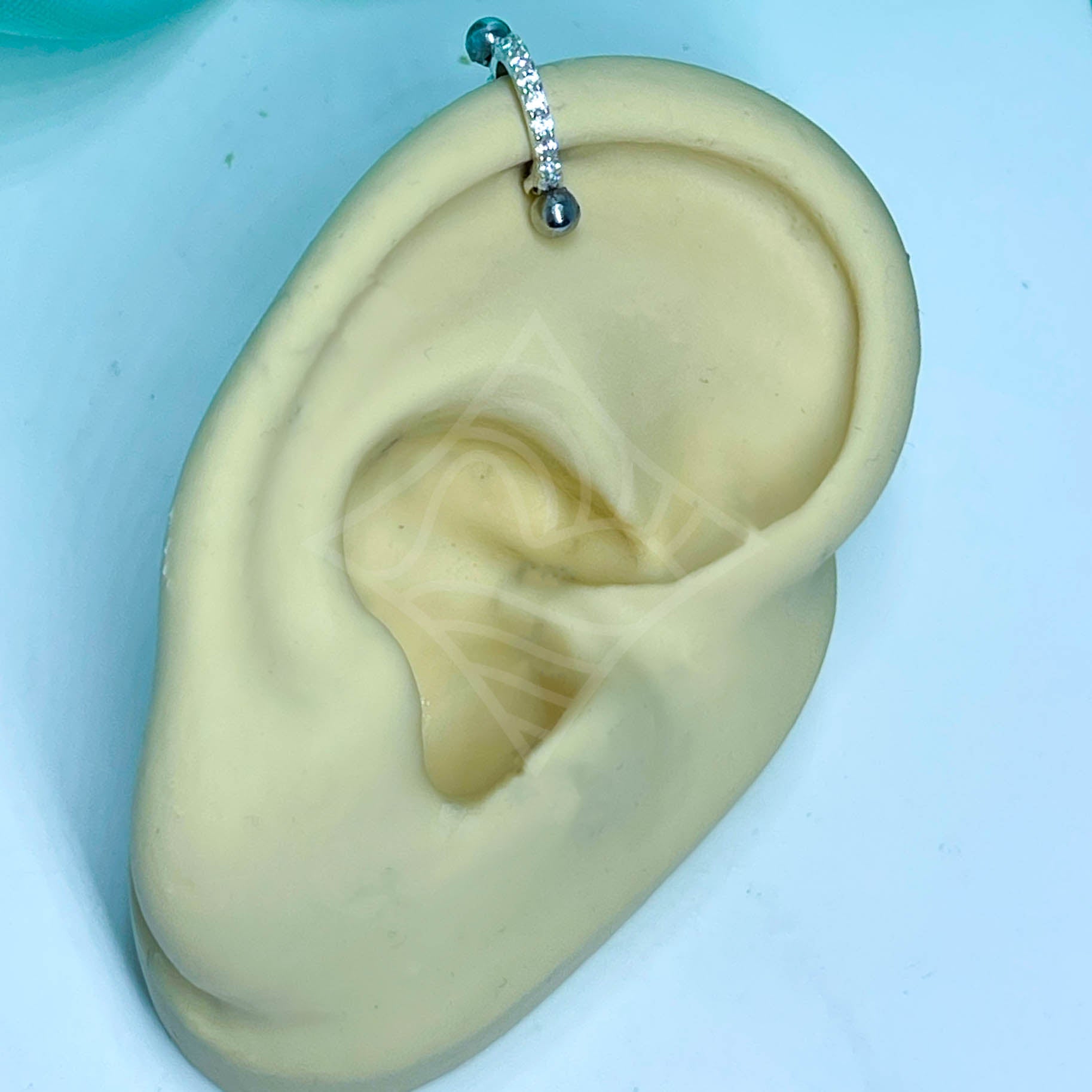 Piercing Cartilagem Cravejado Delicado