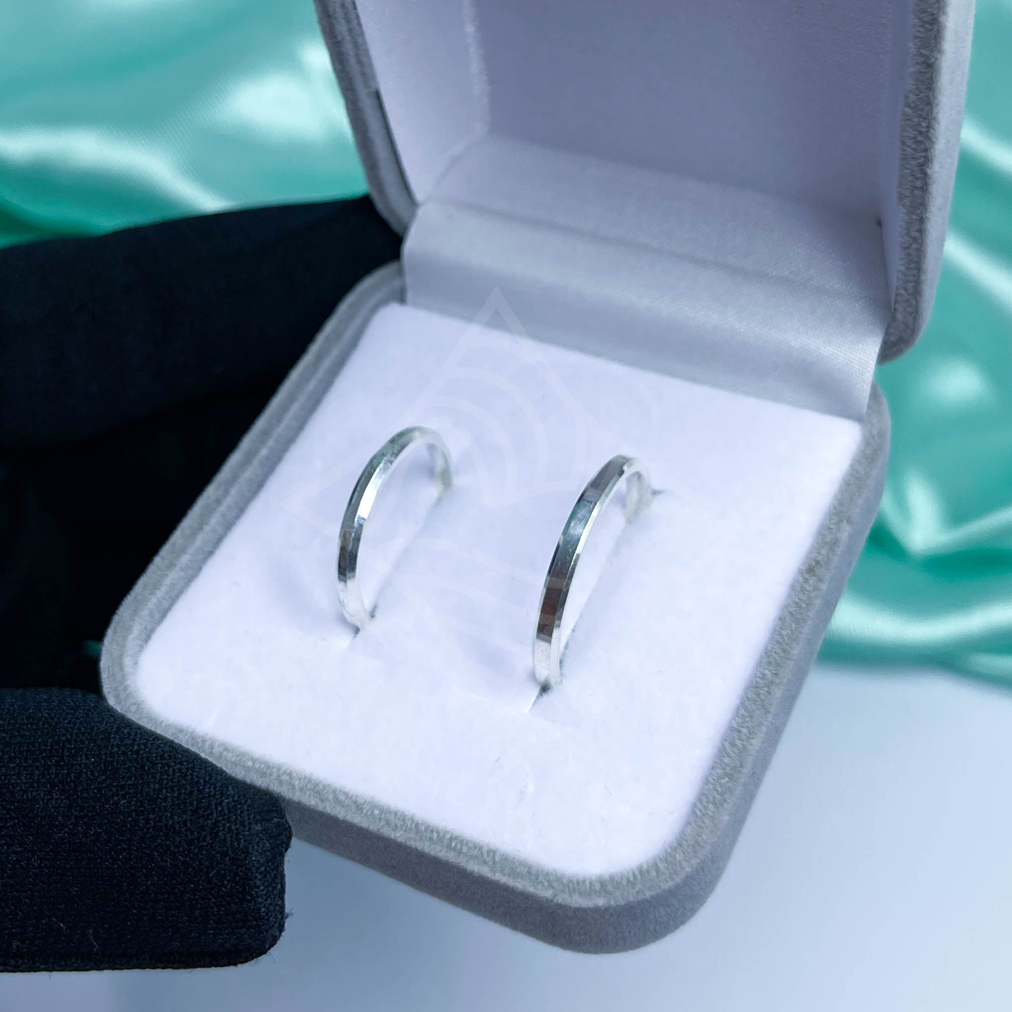 Par de Alianças Lisa Chanfrada 2mm - Prata 950