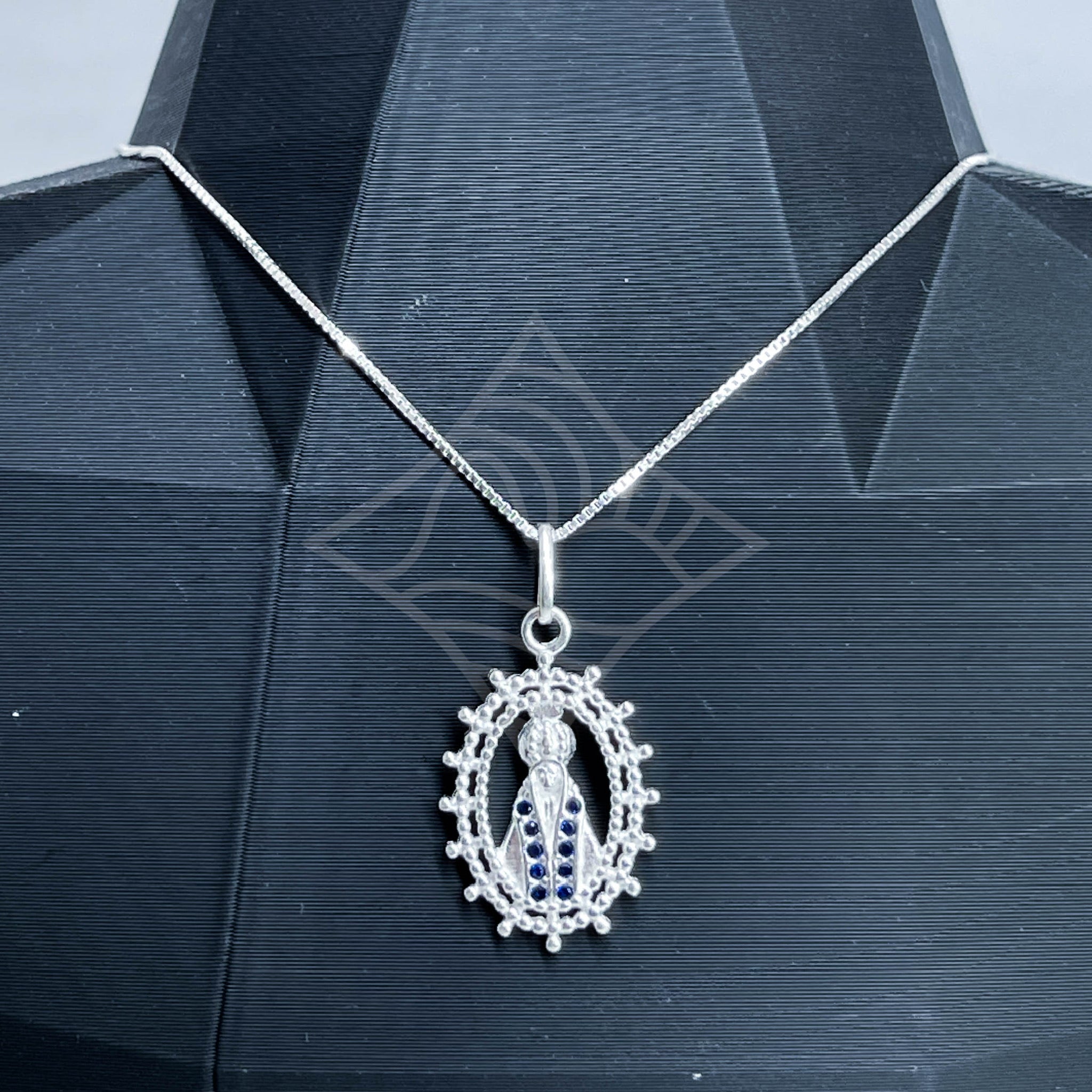 Colar Oval Nossa Senhora Cravejada