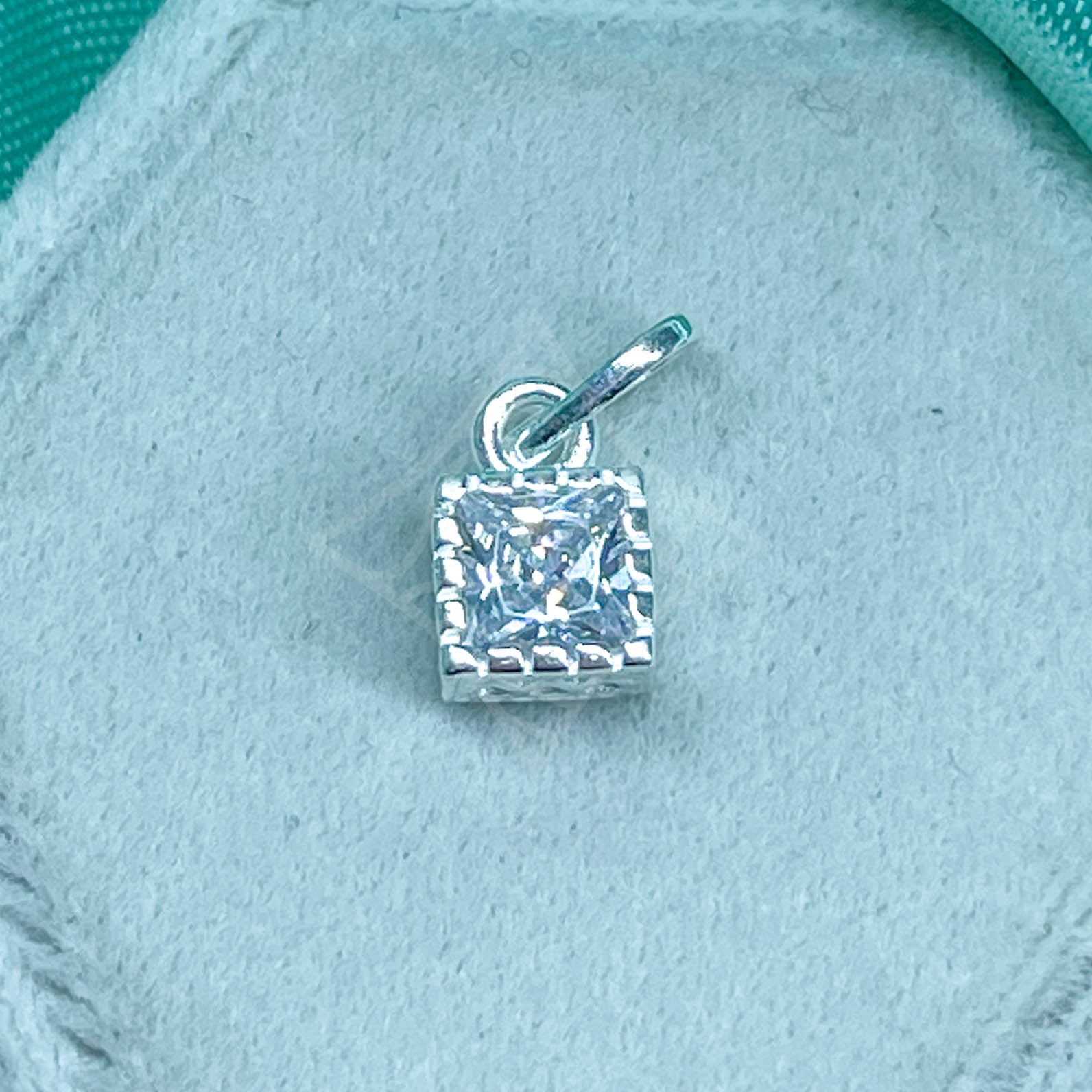 Pingente Ponto de Luz Quadrado 5mm Luxo