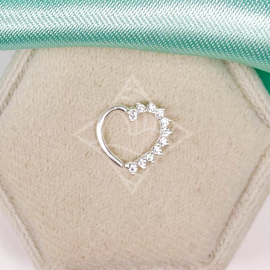 Piercing Coração Cravejado Day - helix ou daith