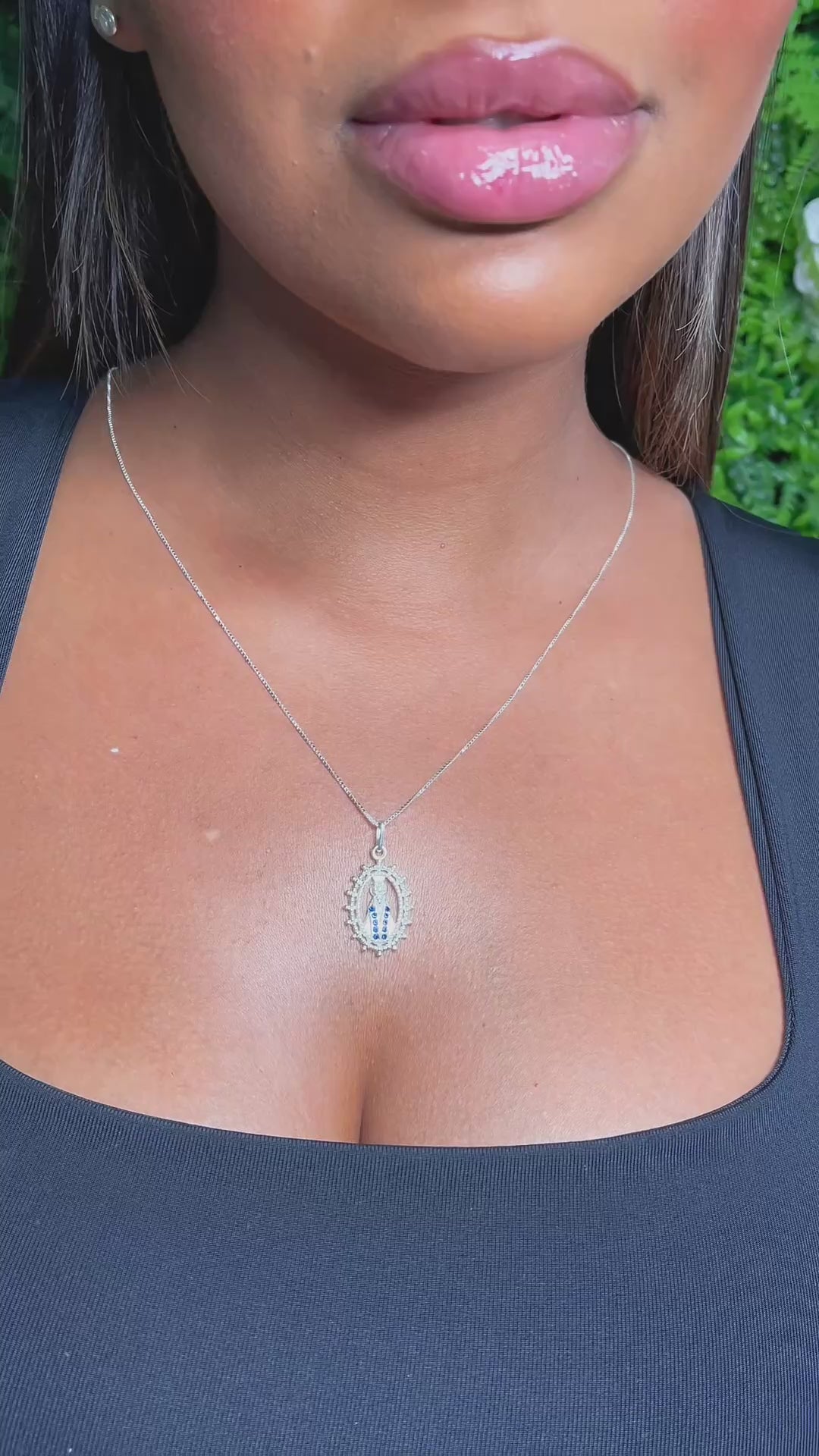 Colar Oval Nossa Senhora Cravejada