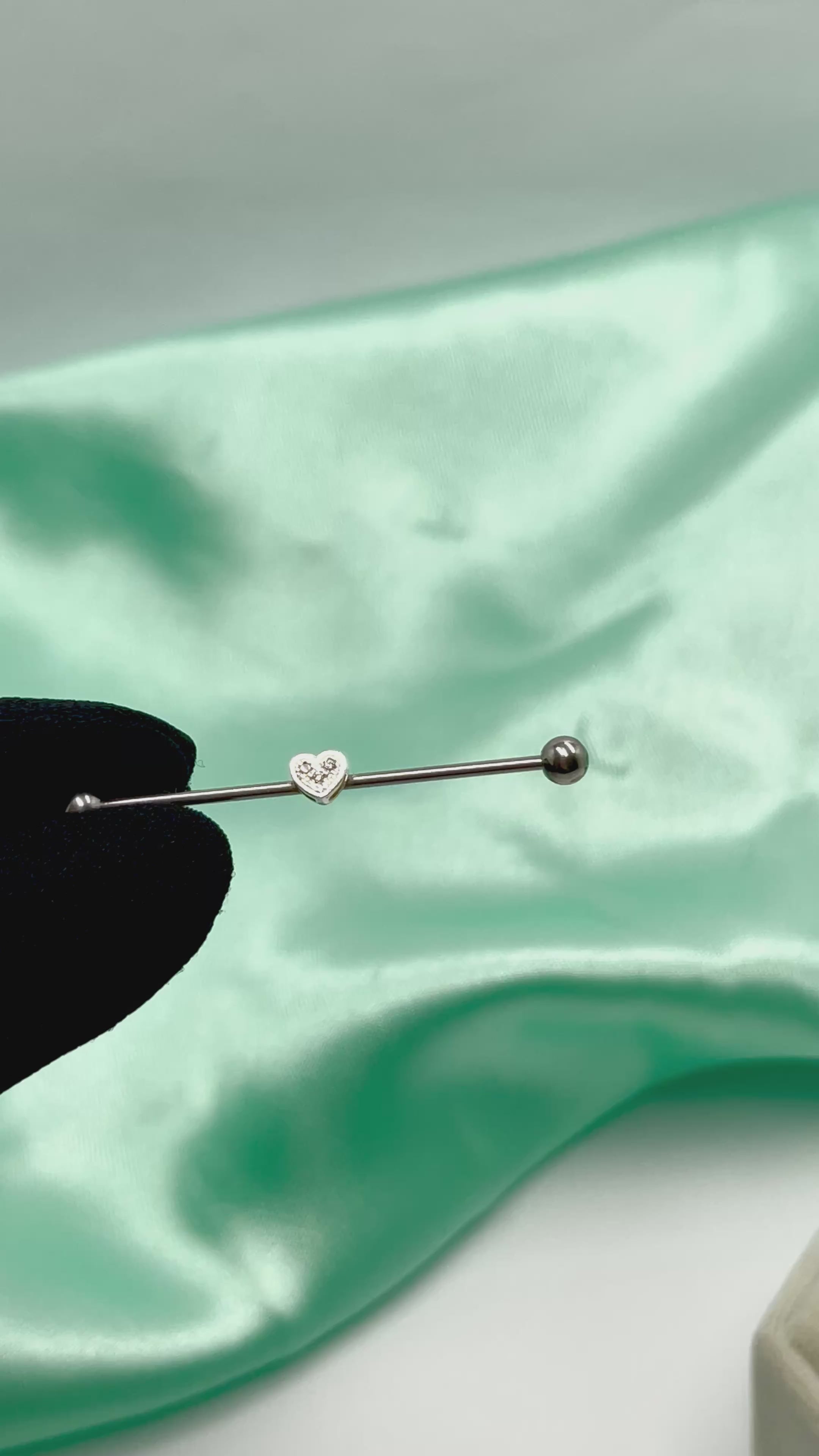 Piercing Transversal Coração Cravejado