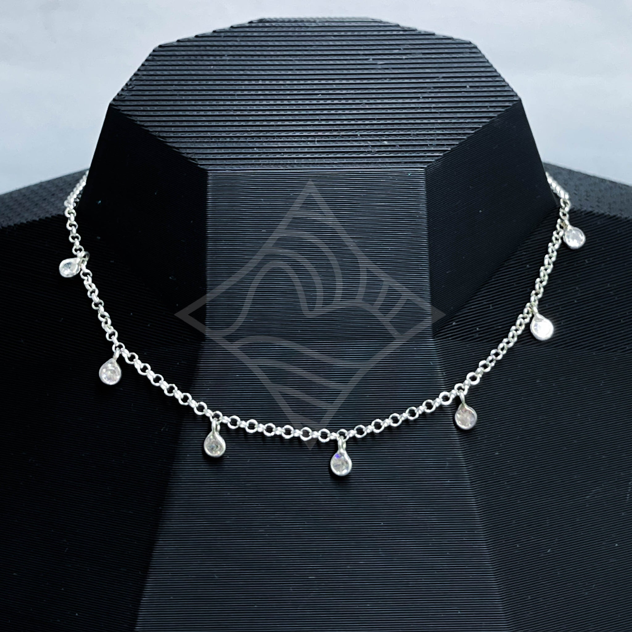 Colar Chocker Mini Pingentes Ponto de Luz
