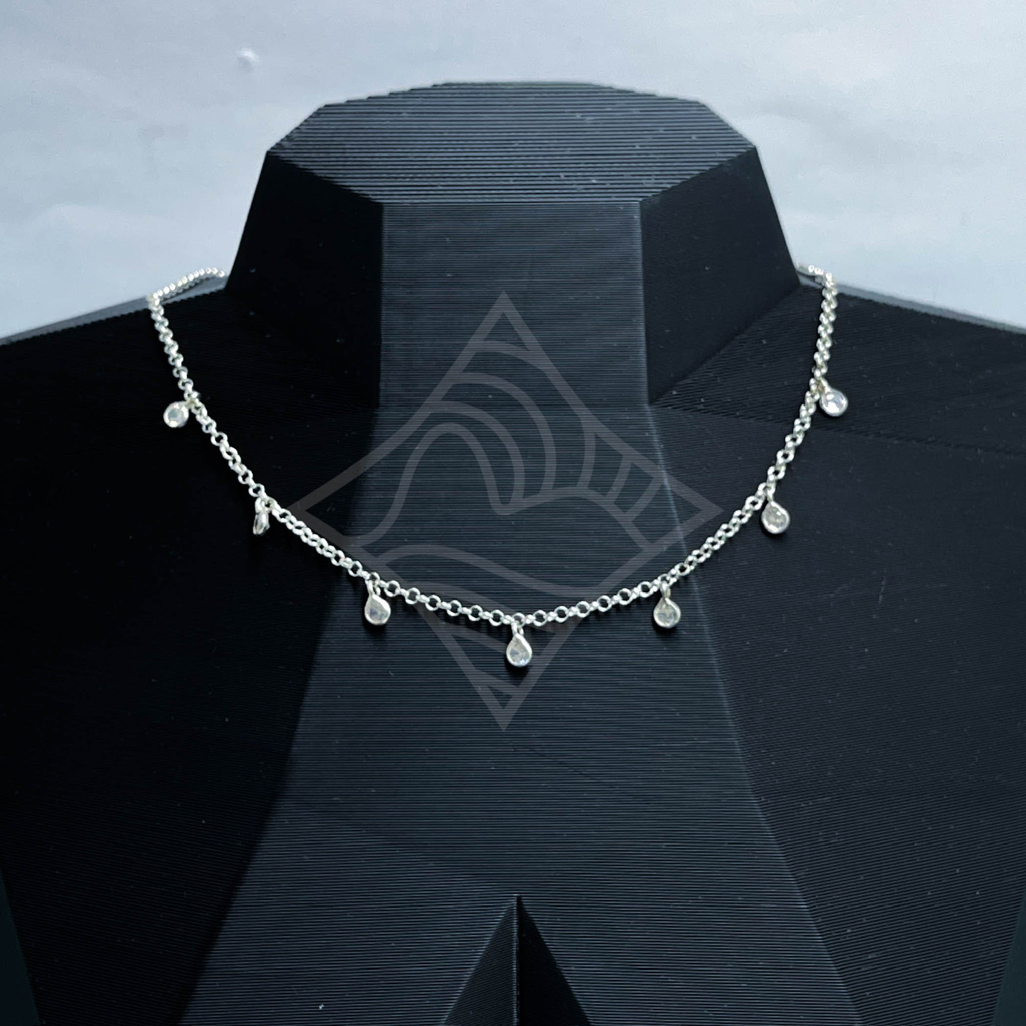 Colar Chocker Mini Pingentes Ponto de Luz