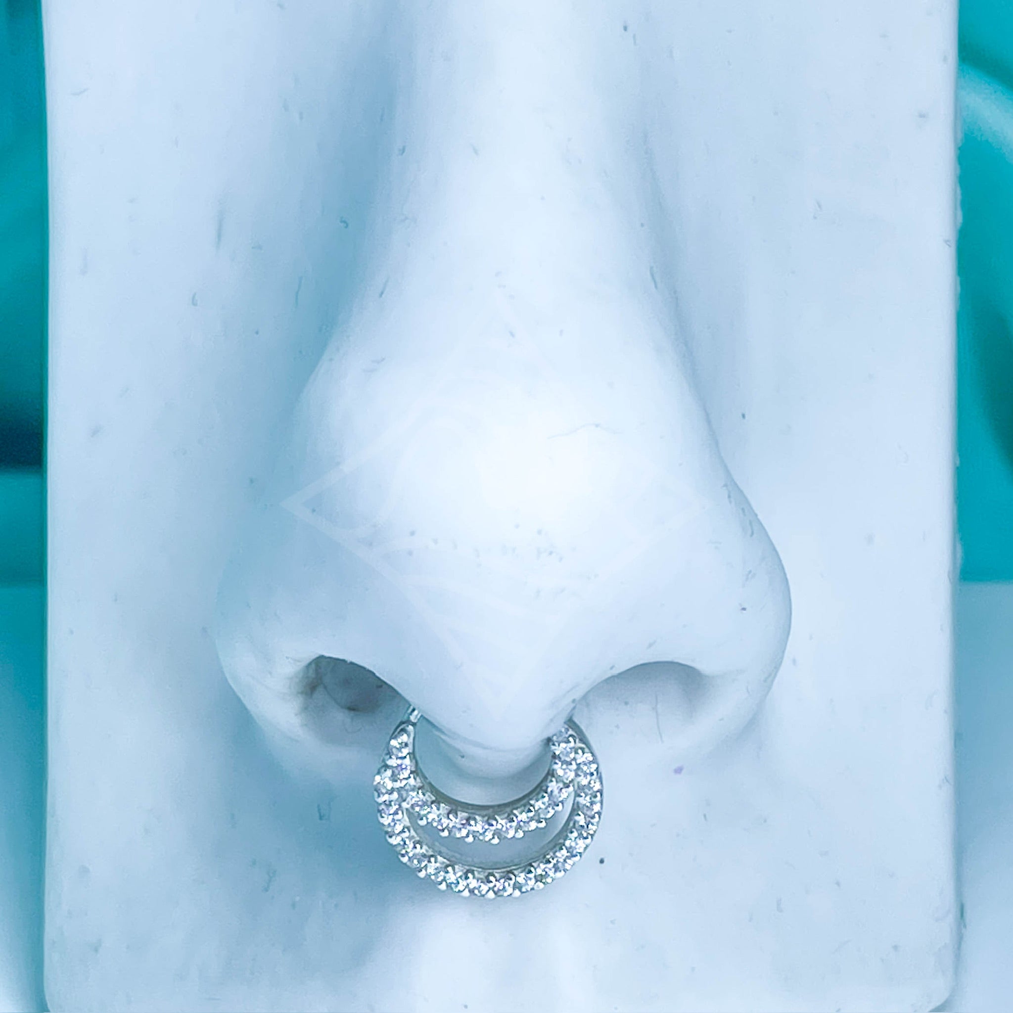 Piercing Cravejado Olívia Septo / Orelha