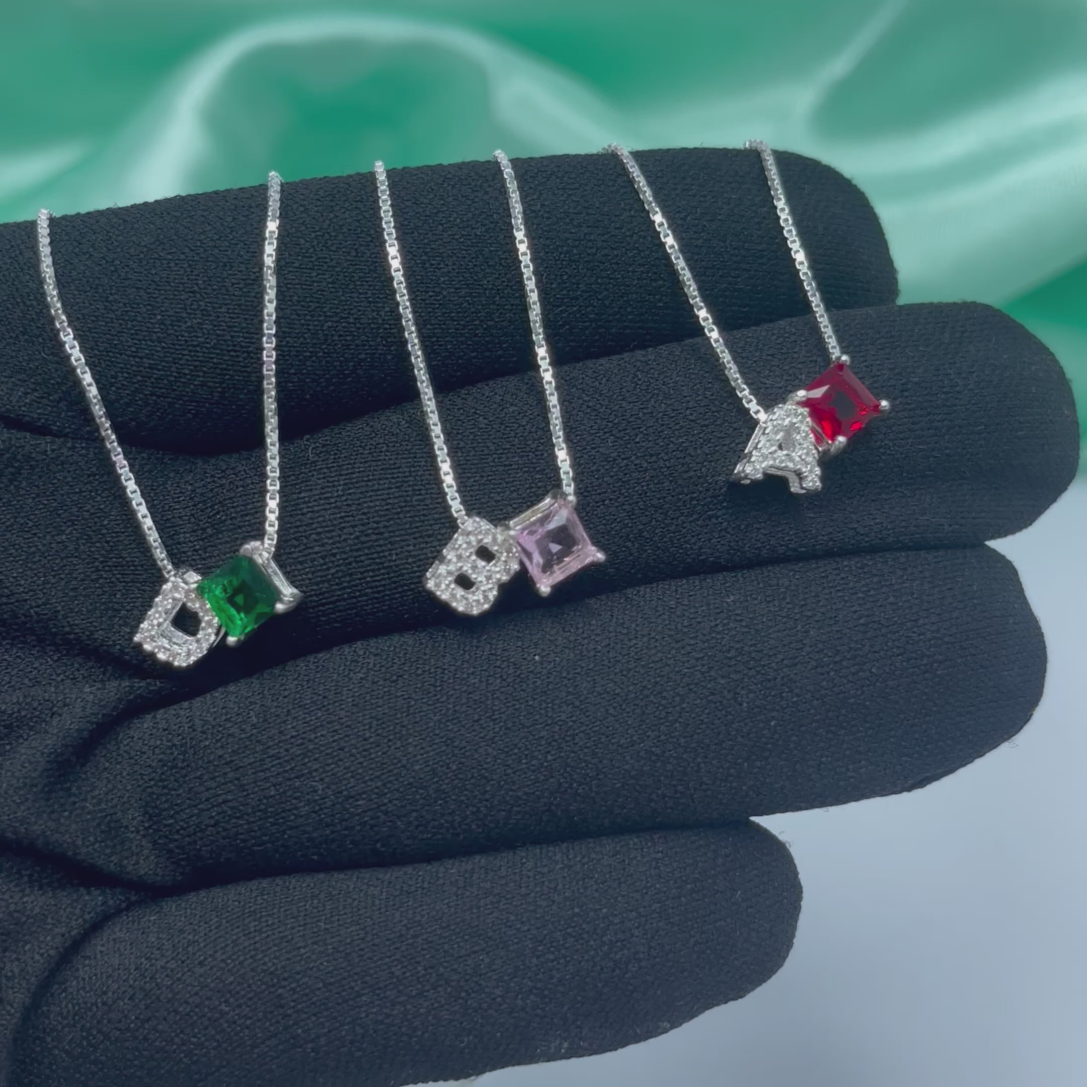 Colar Personalizado Letra e Cristal Cores